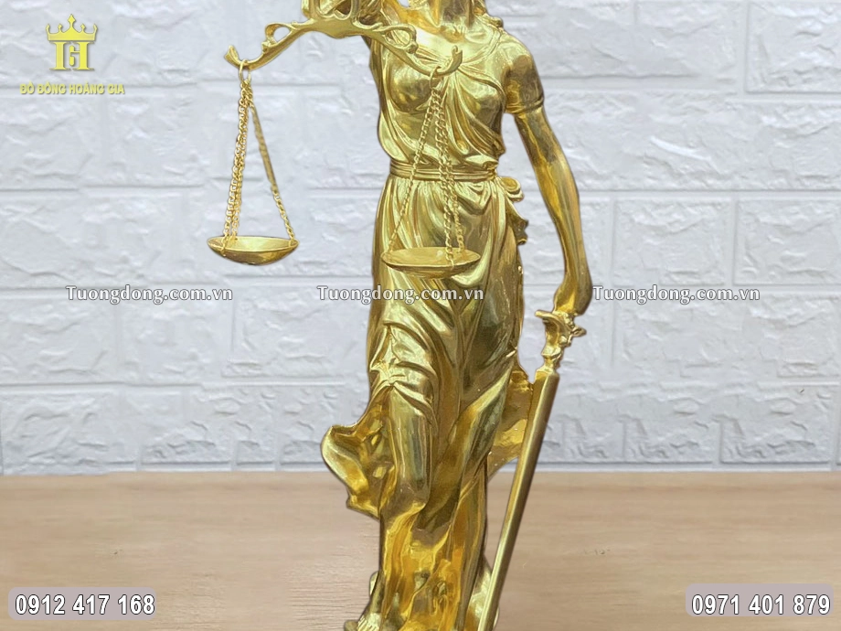 Nữ thần được đúc theo dáng đứng uy nghiêm